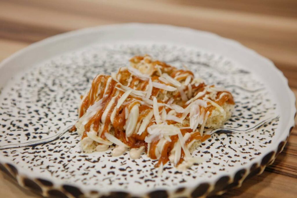 Bizcocho de almendra con crema de café